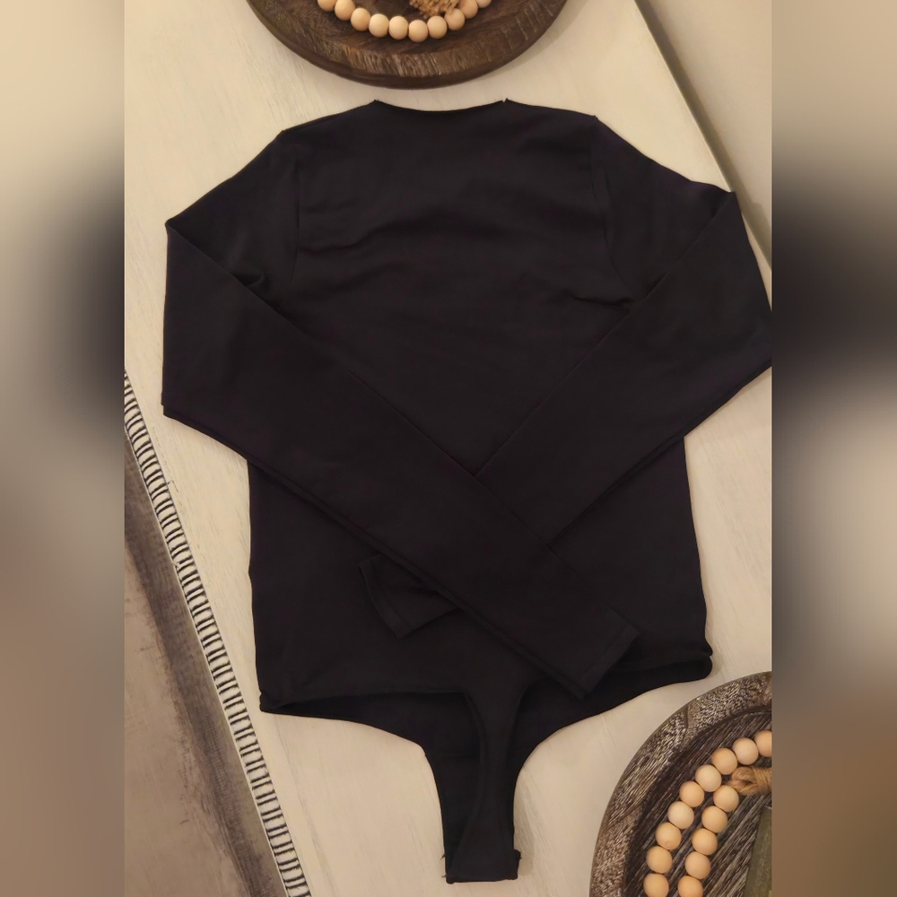 SKIMS!! Essential Cowl Neck Long Sleeve Thong Bodysuit- In Onyx - Picture 7 of 13